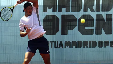 El tenista español durante el entrenamiento realizado hoy en la Caja Mágica, donde mañana debutará contra el italiano Fabio Fognini en partido de segunda ronda del Mutua Madrid Open