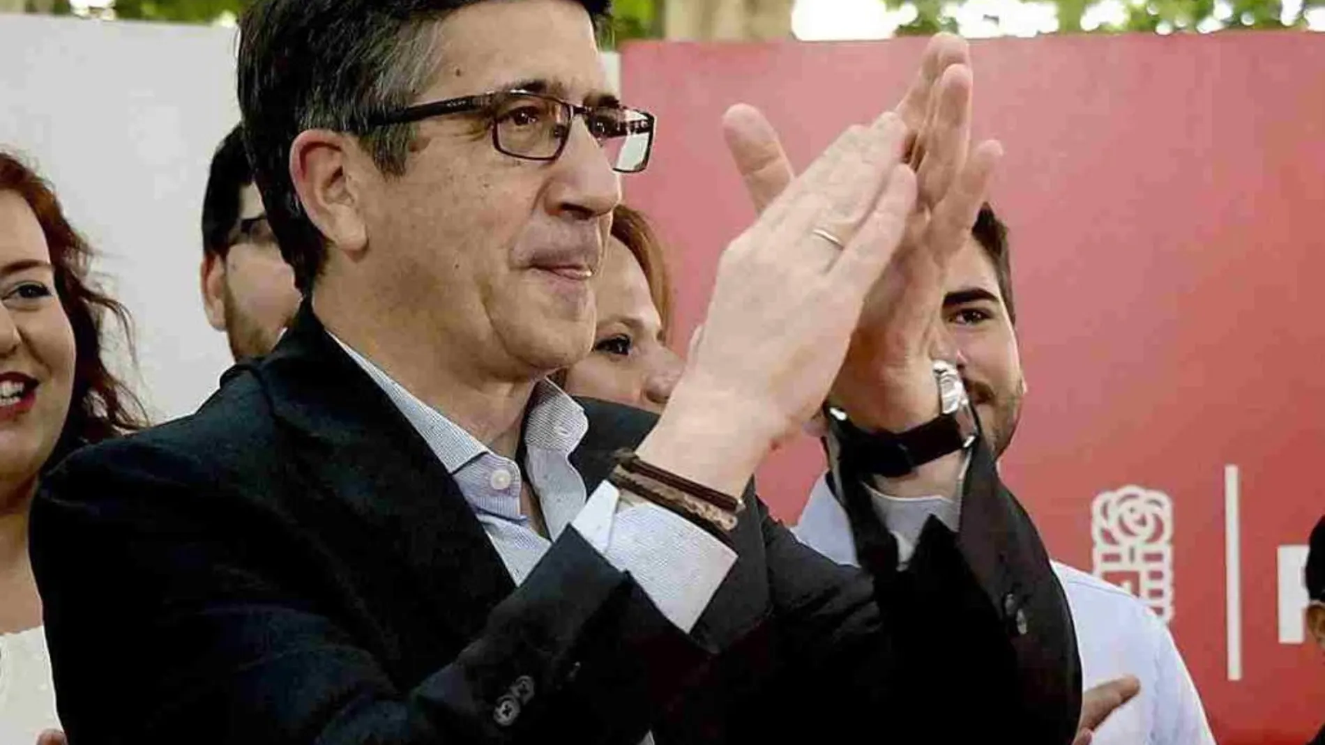 El exlehendakari Patxi López (i), uno de los tres candidatos a las secretaria general del PSOE, durante un acto con jóvenes socialistas.