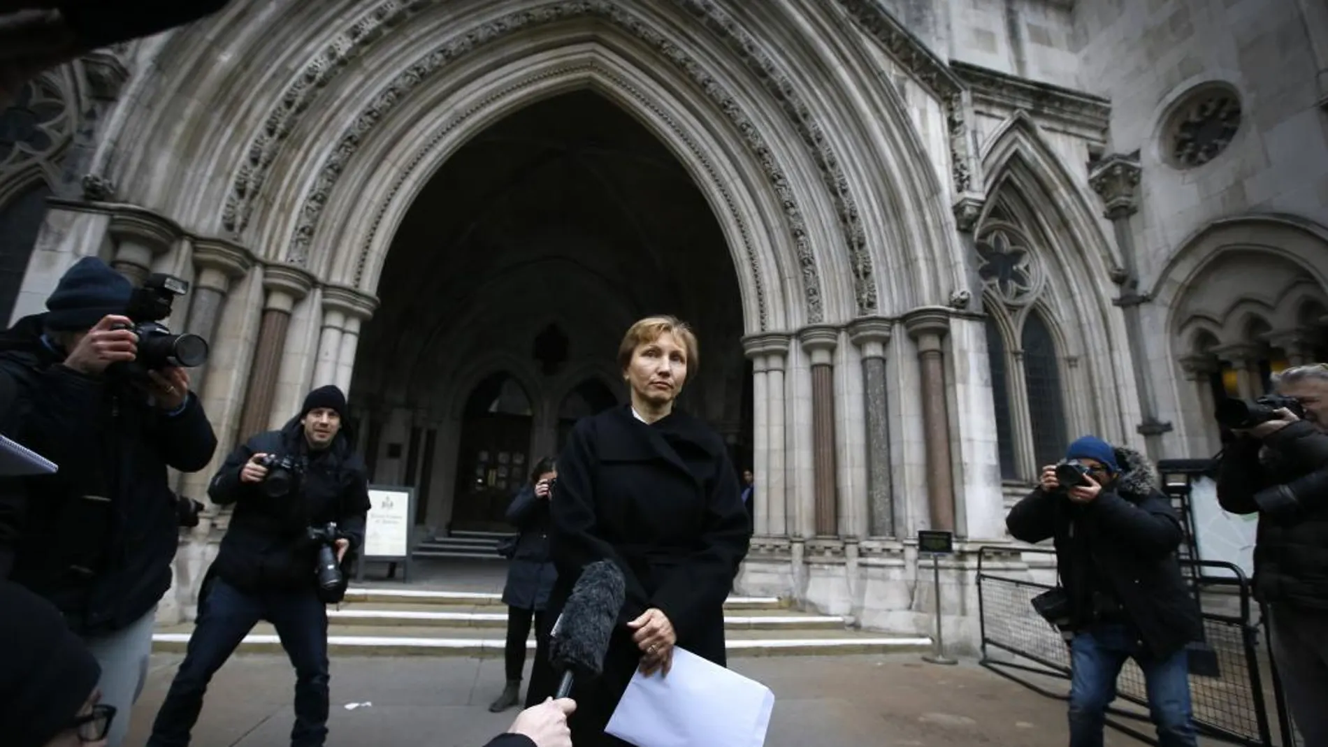 Marina Litvinenko, viuda de Alexander Litvinenko,a las puertas del Tribunal de Justicia de Londres.
