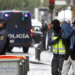 La Policía, en una imagen de archivo deteniendo a personas vinculadas al ISIS en el madrileño barrio de Vallecas / Efe