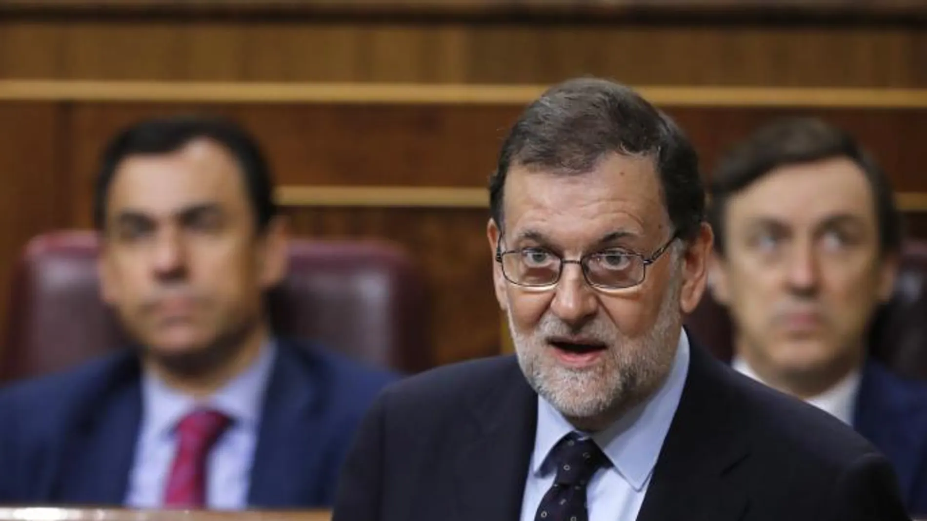 El presidente del Gobierno, Mariano Rajoy, durante su intervención en respuesta a la interpelación de la portavoz del Grupo Socialista, Margarita Robles, en la sesión de control al Gobierno referida a la amnistia fiscal y la sentencia del Tribunal Constitucional.