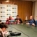 El presidente del sindicato de regantes Scrats, Lucas Jiménez (i), calificó de un «ataque sin precedentes» la decisión tomada por el Ministerio para la Transición Ecológica de solo trasvasar agua para consumo humano