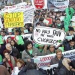 Manifestación para reivindicar el derecho a la vivienda, el fin de los desahucios, la dación en pago retroactiva y los alquileres sociales en Barcelona