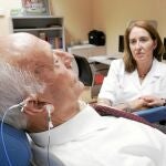 Un hombre se somete a unas pruebas de diagnóstico para saber si padece alzhéimer