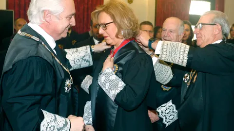 El presidente del Tribunal Superior de Justicia de Castilla y León, José Luis Concepción, impone la Cruz de San Raimundo de Peñafort a María Dolores González, magistrada jubilada del Juzgado de Primera Instancia número 7 de León