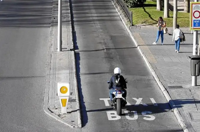 Prohibido circular a las motos por el carril-bus de Castellana