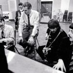 Maestro de ceremonias. En la imagen, George Martin supervisando el proceso creativo de los Beatles