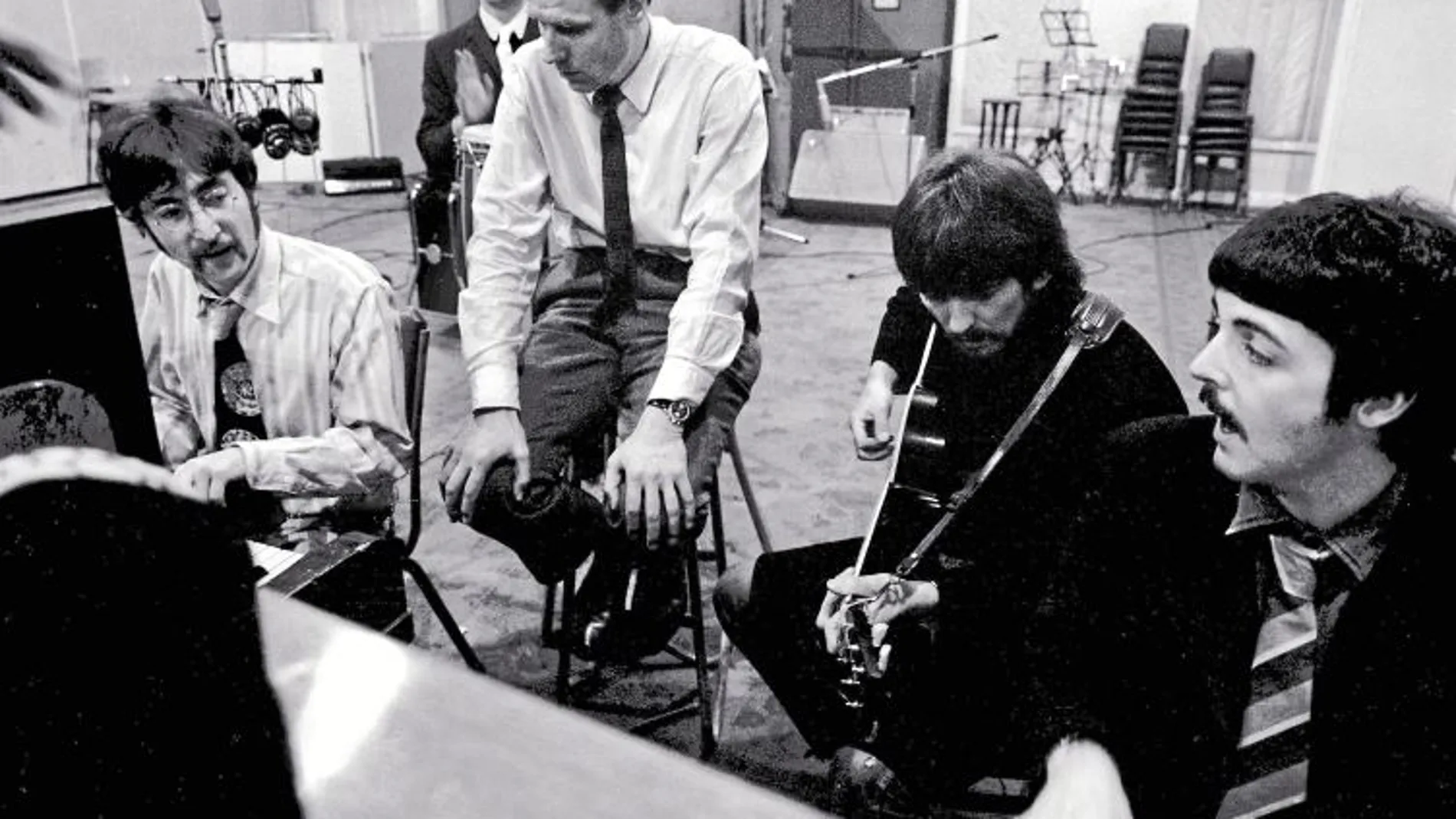Maestro de ceremonias. En la imagen, George Martin supervisando el proceso creativo de los Beatles