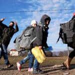 Una familia de refugiados se dirige a Serbia tras abandonar el campo de Tabanovce, en Macedonia