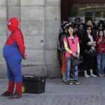 Un hombre disfrazado de Spiderman en el centro de Madrid