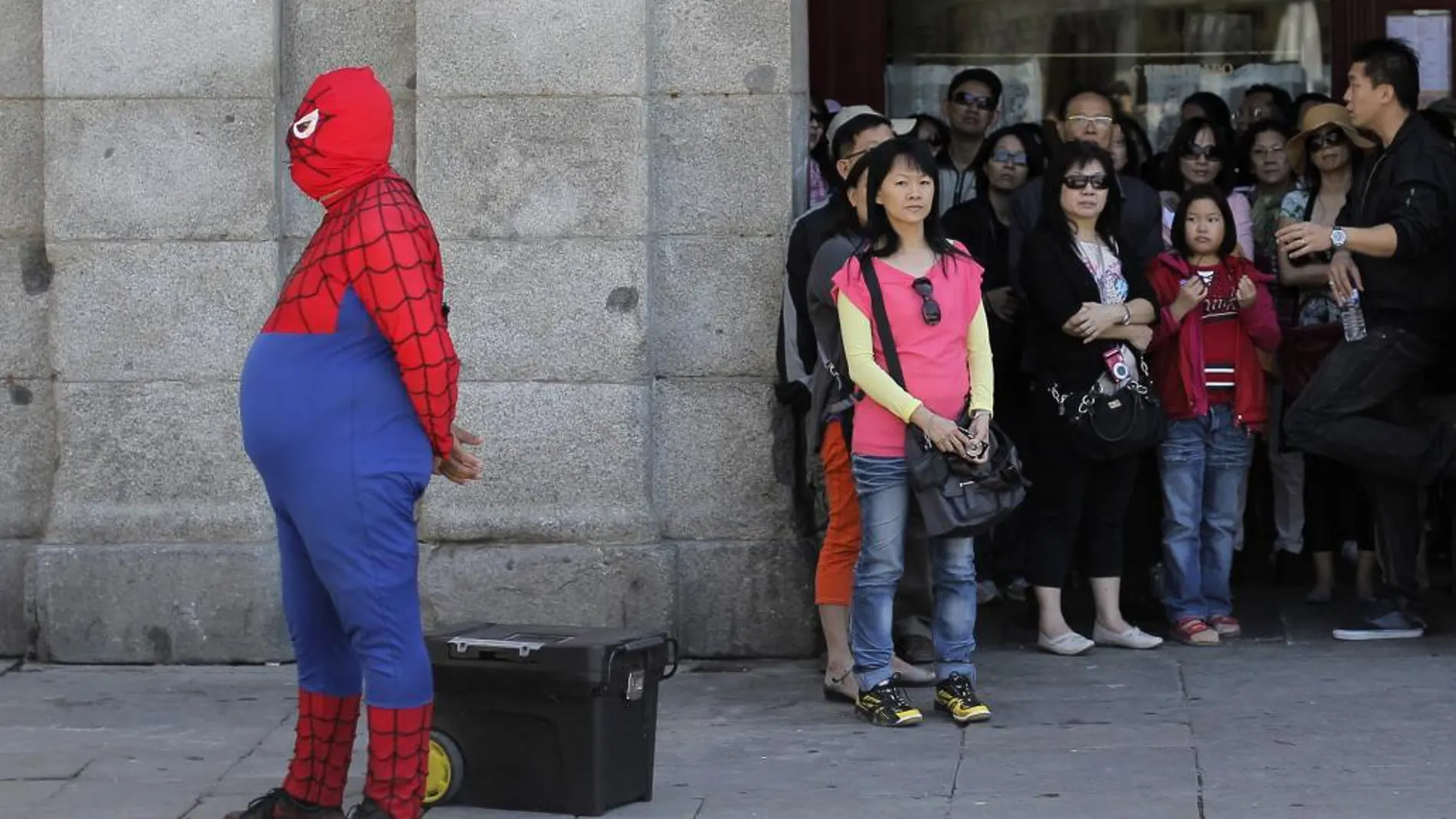 Un hombre disfrazado de Spiderman en el centro de Madrid