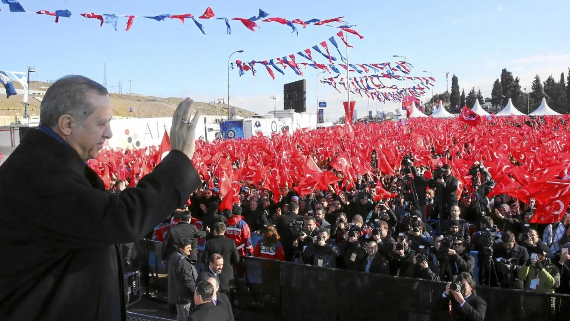 El presidente Erdogan saluda a sus simpatizantes en Estambul, ayer