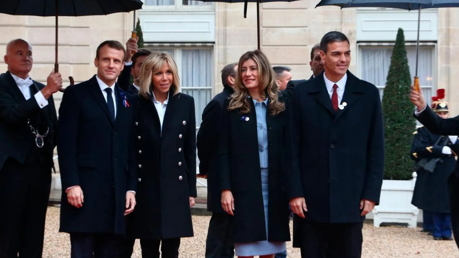 Pedro Sánchez y su mujer son recibidos en el Palacio del Elíseo por Emmanuel y Brigitte Macron. (La Moncloa)