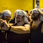 Los costaleros de la procesión de la Hermandad de la Macarena de Sevilla se hacen un selfie antes de uno de los ensayos, el pasado mes de febrero / Alejandro Olea