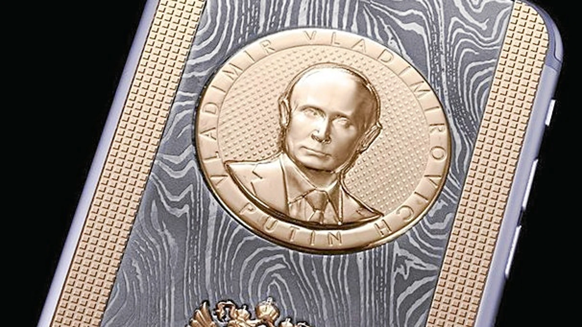 Con motivo del cumpleaños del líder se fabricaron fundas de móvil con su rostro dorado.