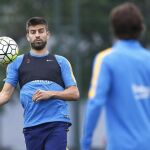El defensa del FC Barcelona Gerard Piqué durante el entrenamiento que el conjunto azulgrana realiza hoy en la Ciudad Deportiva Joan Gamper