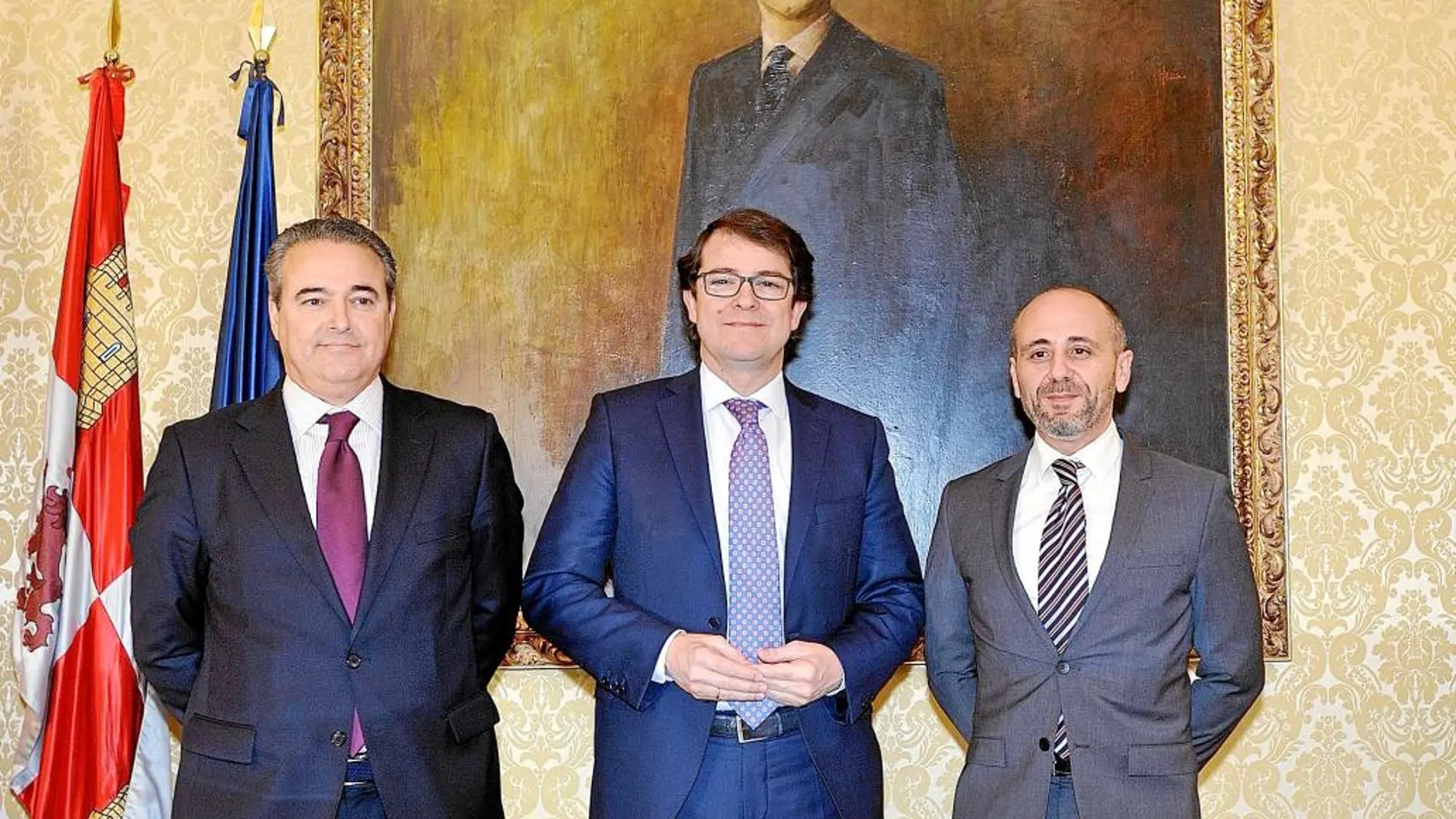 El alcalde, Alfonso Fernández Mañueco, junto a Carlos Durán (Banco Popular) y Antonio Sánchez (Ibercaja).