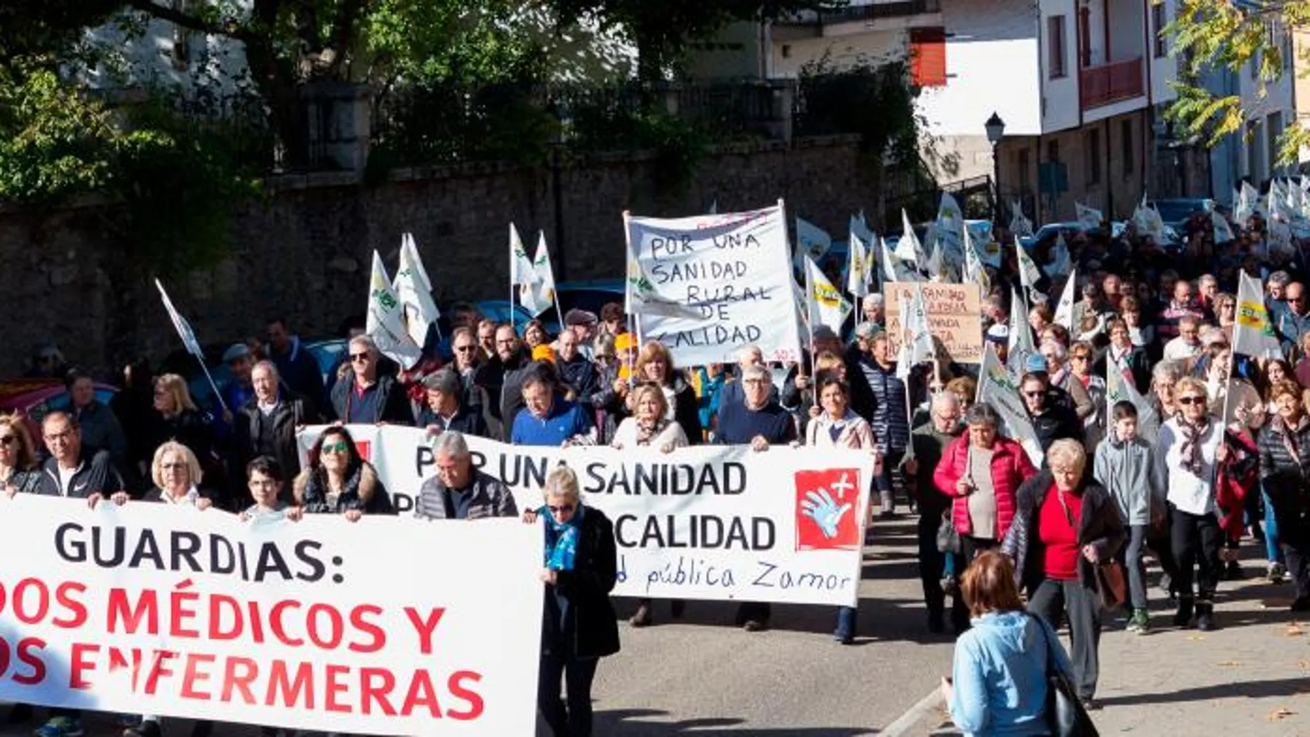 Multitudnaria protesta en defensa de la sanidad rural por las calles de la localidad zamorana de Puebla de Sanabria