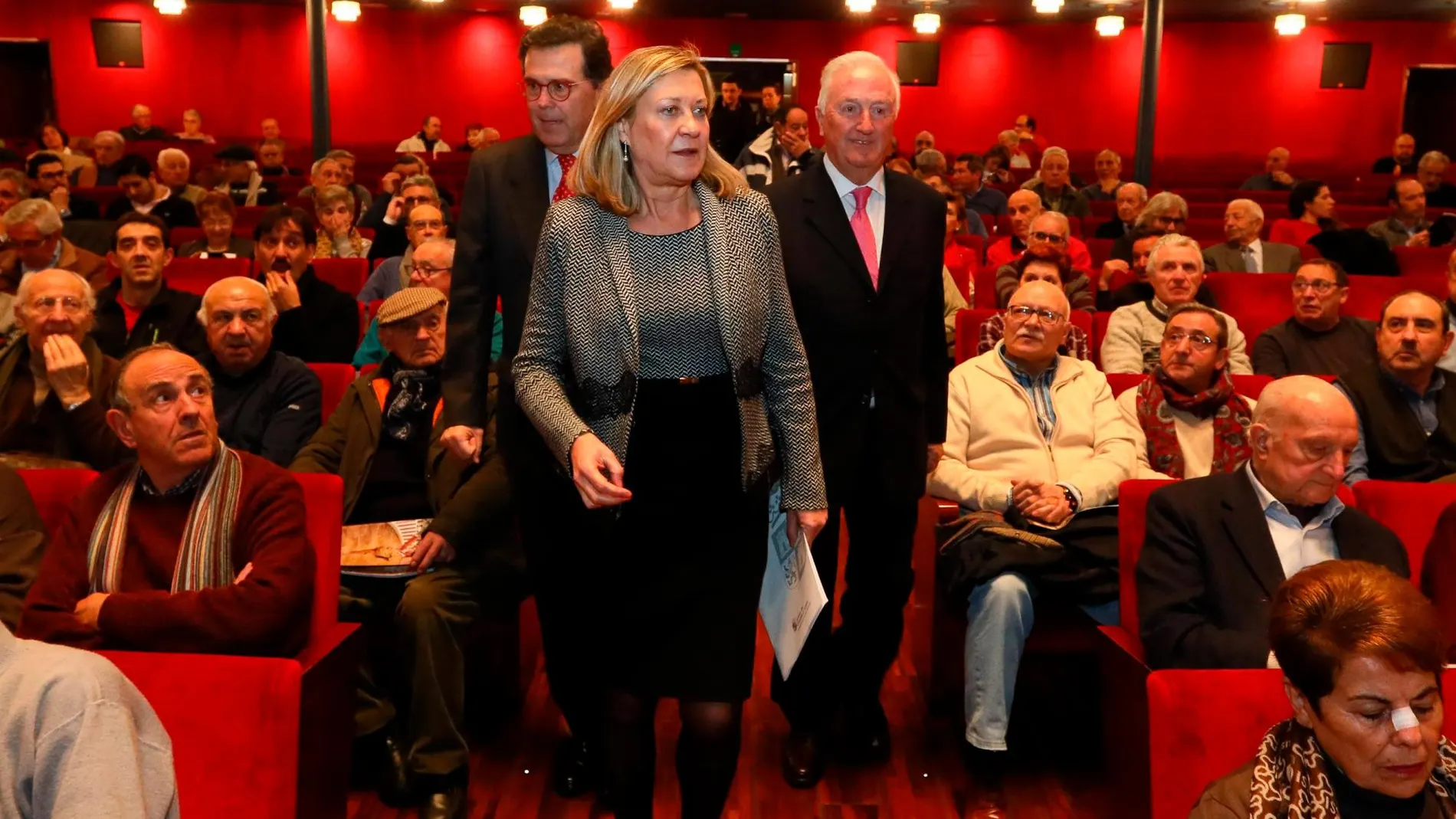 La consejera de Economía y Hacienda, Pilar del Olmo, junto al secretario general de la Consejería de Cultura, José Rodríguez Sanz, y el presidente de la Federación Taurina de Valladolid, Justo Berrocal.