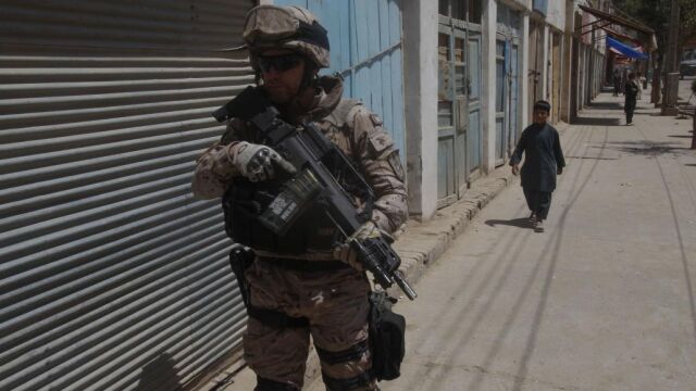 Un guardia civil en las calles de Qala i Naw (Afganistán)