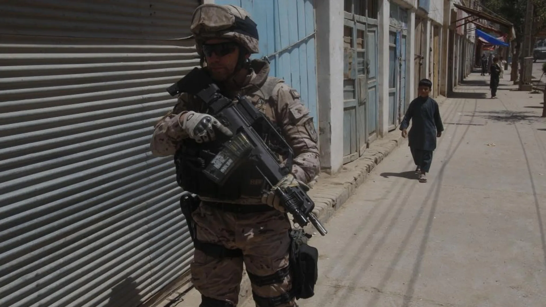 Un guardia civil en las calles de Qala i Naw (Afganistán)