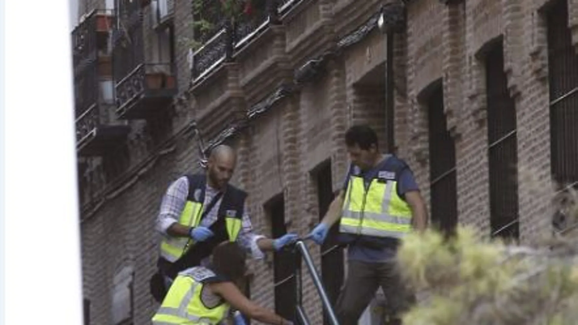 Agentes del Tedax explosionando una bomba en Madrid