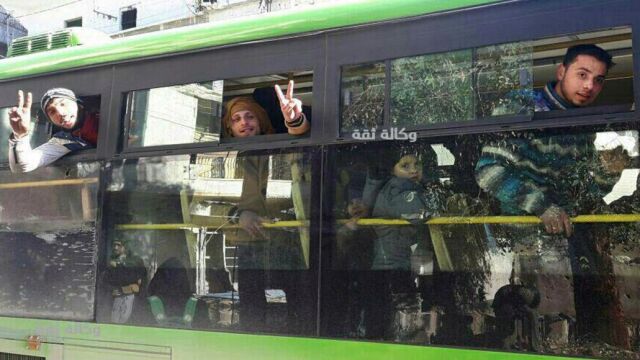 Autobuses y ambulancias evacúan a los rebeldes fuera de la zona este de Alepo.
