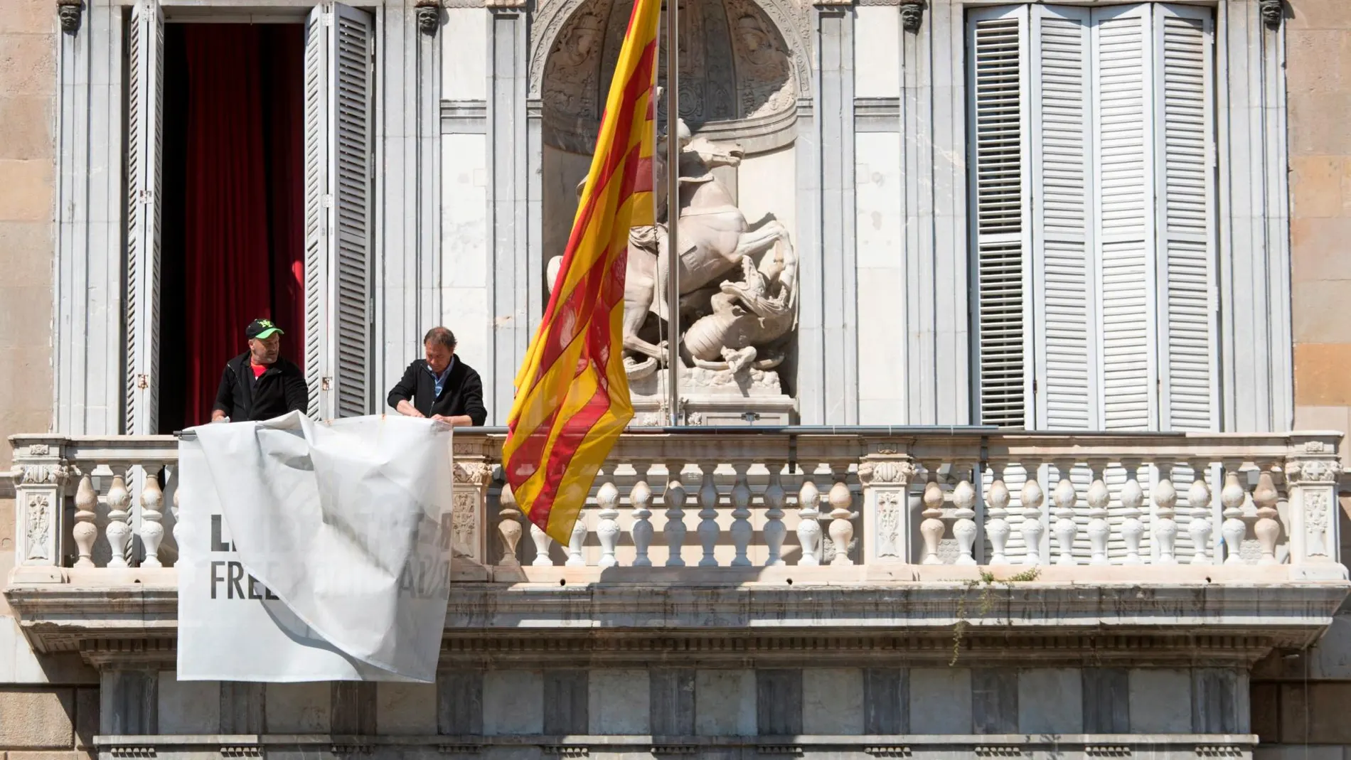 Funcionarios de la Generalitat retiran la pancarta del balcón de la Generalitat