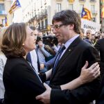 La alcaldesa de Barcelona, Ada Colau (i), saluda al presidente de la Generalitat, Carles Puigdemont (d), durante la concentración de alcaldes.