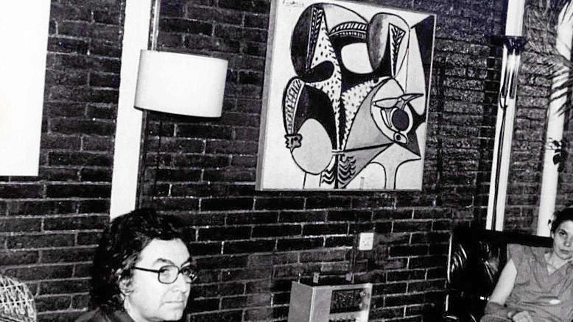 Antoni Tàpies y su mujer Teresa junto con el cuadro «Le coq saigné» de Picasso