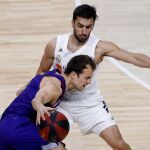 El base canadiense del FC Barcelona Lassa, Kevin Pangos (i), con el balón ante la defensa del jugador argentino del Real Madrid, Facundo Campazzo