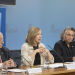 La consejera de Familia, Alicia García, junto con el presidente y el vicedecano del Colegio de Psicólogos, Eduardo Montes y Vicente Martín