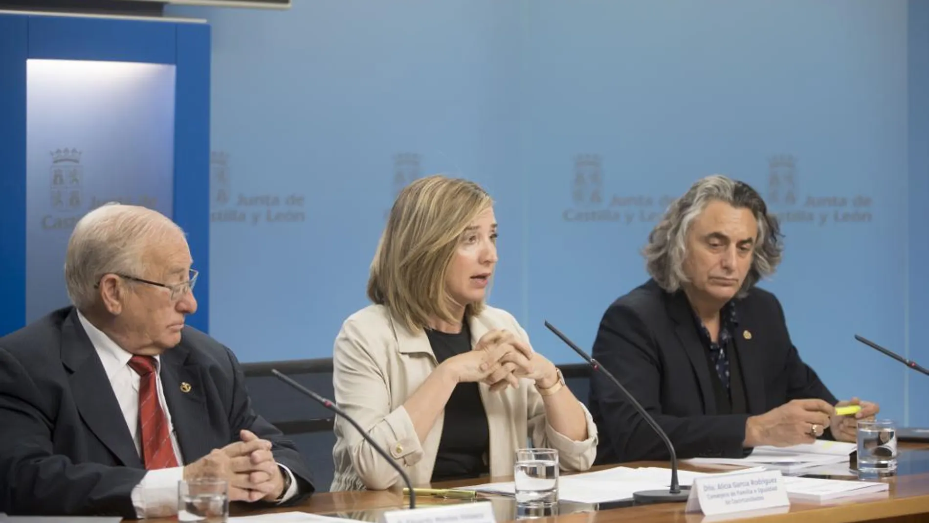 La consejera de Familia, Alicia García, junto con el presidente y el vicedecano del Colegio de Psicólogos, Eduardo Montes y Vicente Martín