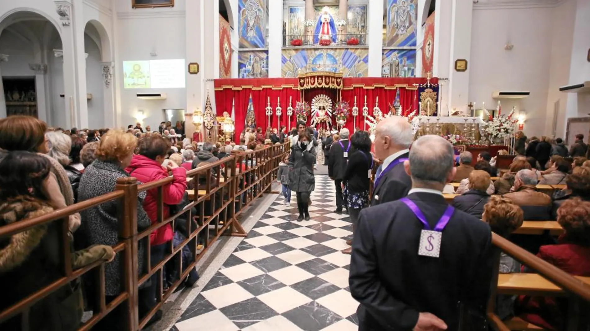 Durante todo el dían las puertas de la basílica estuvieron abiertas para recibir a miles de fieles