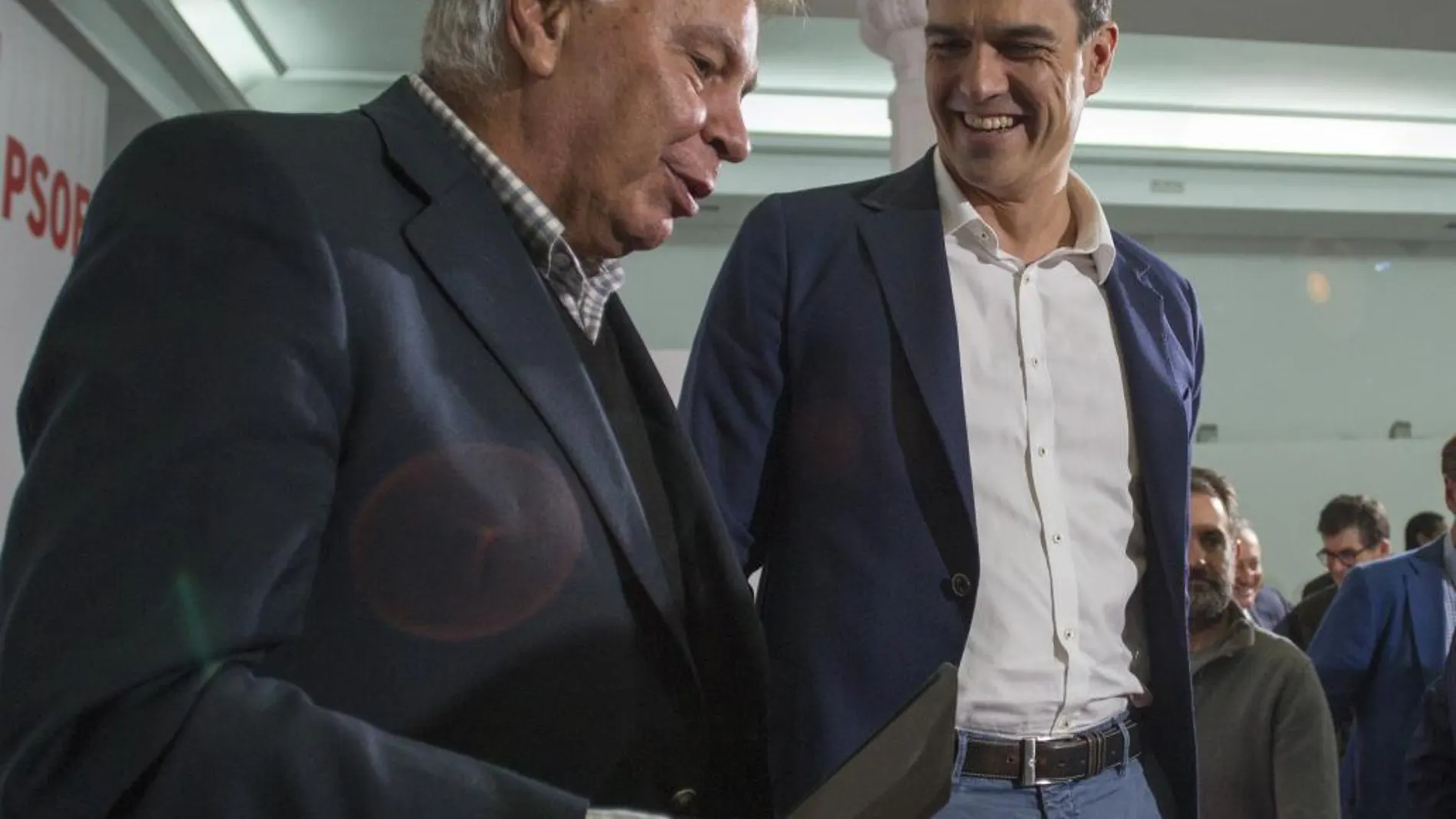 Pedro Sánchez y Felipe González en la presentación del programa de política exterior del PSOE