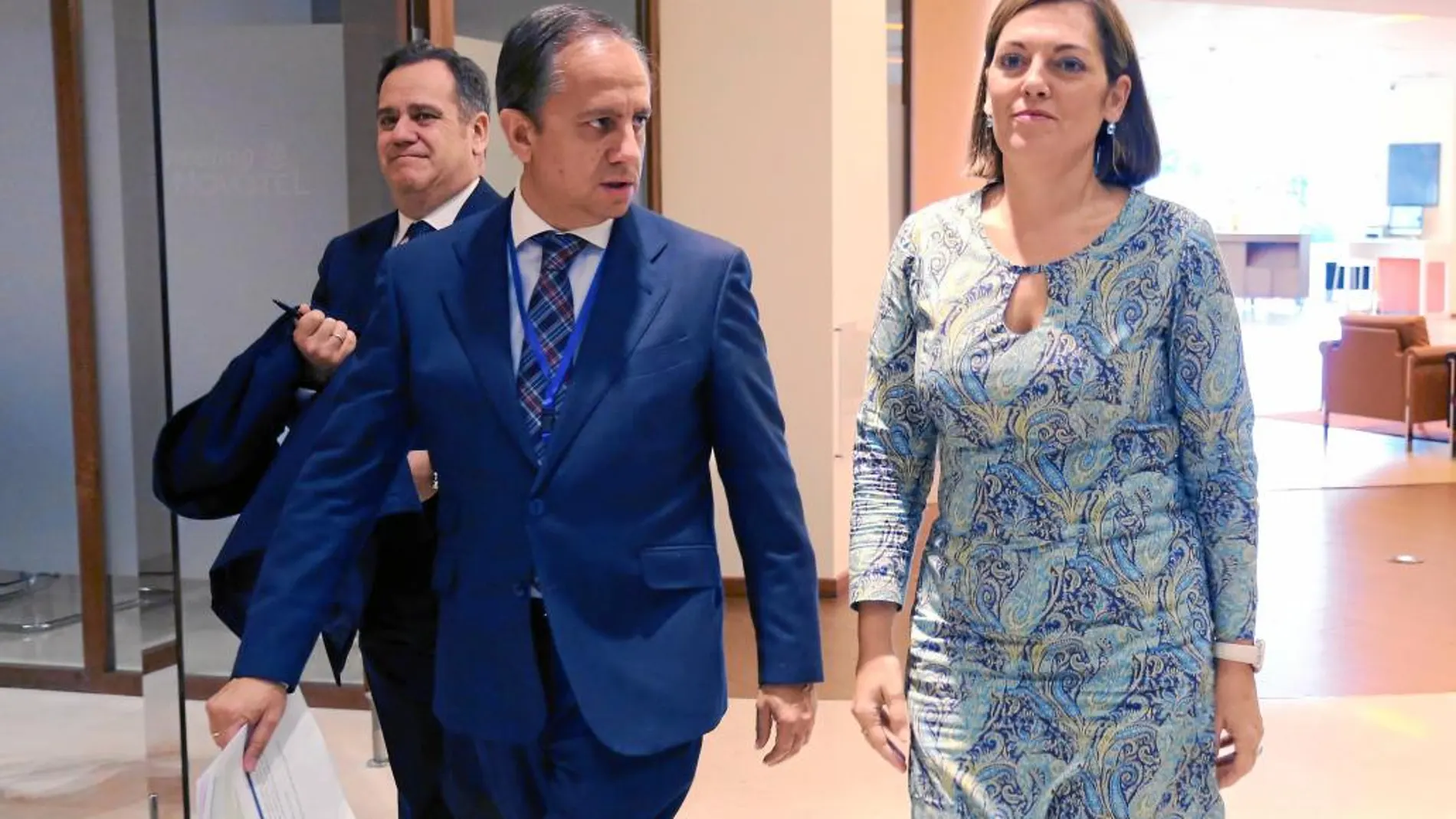 La consejera de Agricultura y Ganadería, Milagros Marcos, junto a Ángel Alonso, de Pepsico, y Pablo Trillo