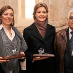 Milagros Marcos y Tejerina posan con el premio junto a Jesús Carrión, presidente de la asociación «Aperos de ayer»