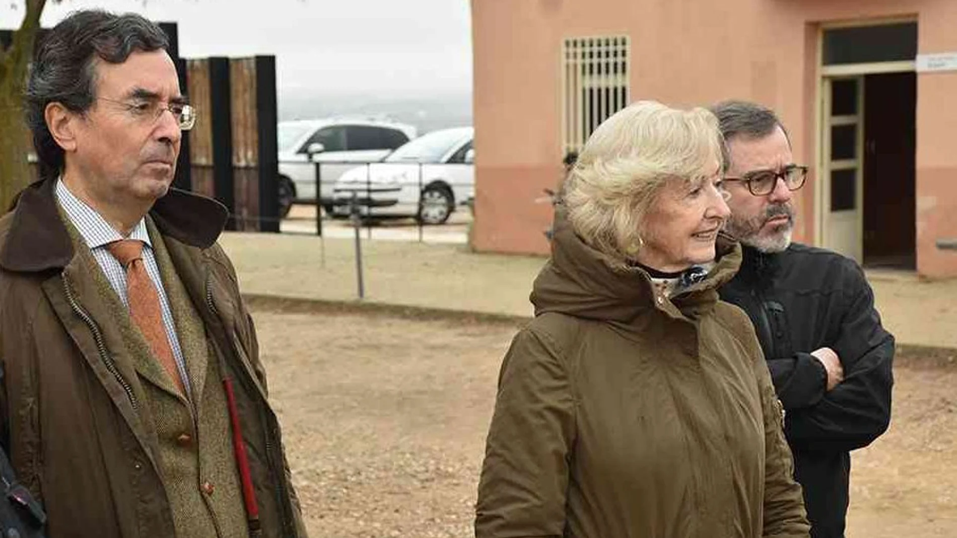 Paloma Sobrini junto al director del Museo Arqueológico Regional de Madrid, Enrique Baquedano, y el presidente del Foro Soria 21, Amalio de Marichalar