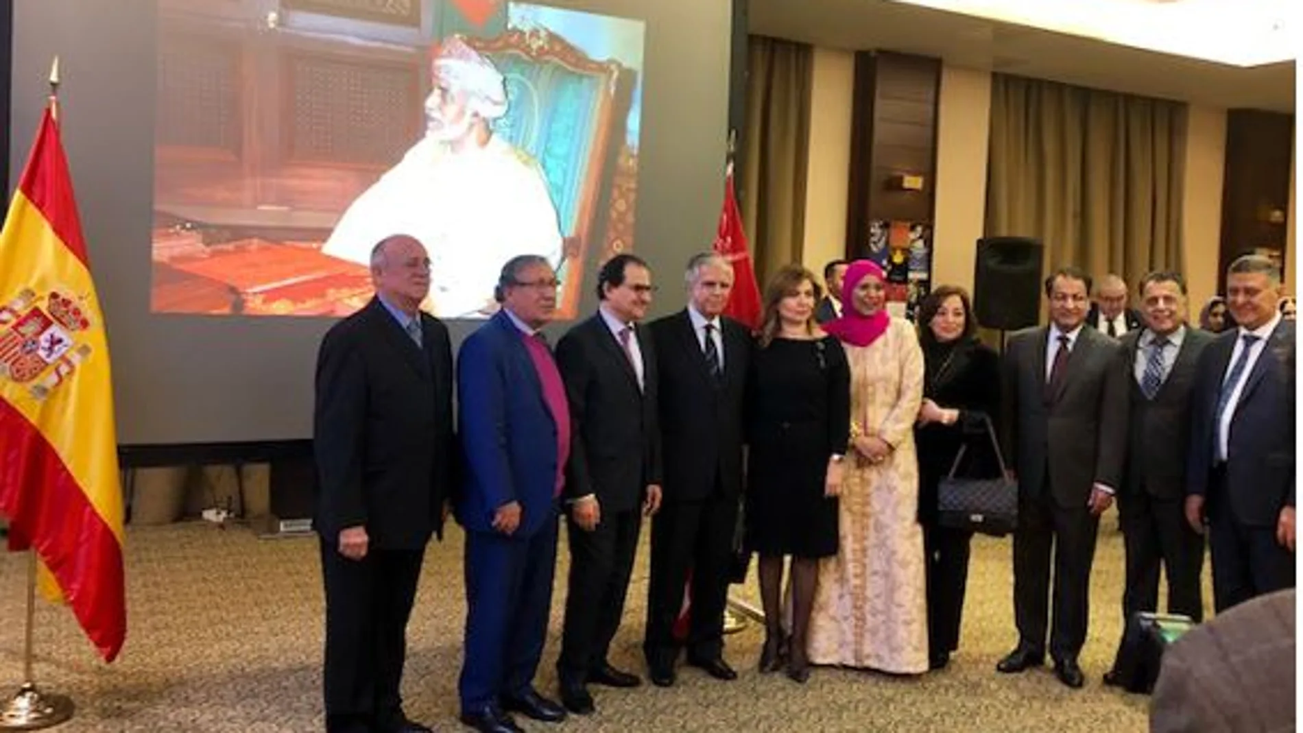 En el centro la anfitriona Kifaya Khamis Al Raisi, acompaña de los embajadores de Venezuela, Palestina, Arabia Saudí, Líbano, Liga Árabe, Kuwait, junto a la bandera de España