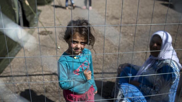 Una mujer y una niña de Siria, en un campo de recepción para los migrantes cerca del pueblo de Röszke, Hungría