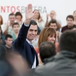 El secretario general del PSOE, Pedro Sánchez (d), junto a la candidata socialista a lehendakari, Idoia Mendia (i), durante un acto electoral de la campaña vasca celebrado hoy en San Sebastián.