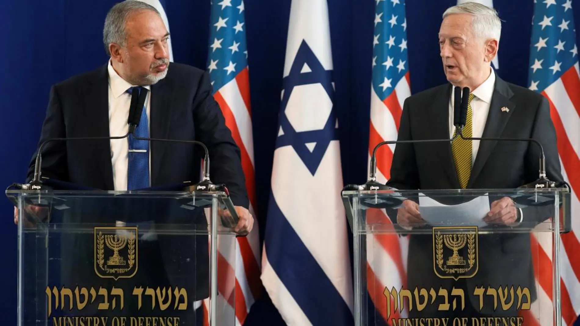 El ministro israelí de Defensa, Avigdor Lieberman y el secretario de Defensa estadounidense, James Mattis, ofrecen una conferencia de prensa en Tel Aviv