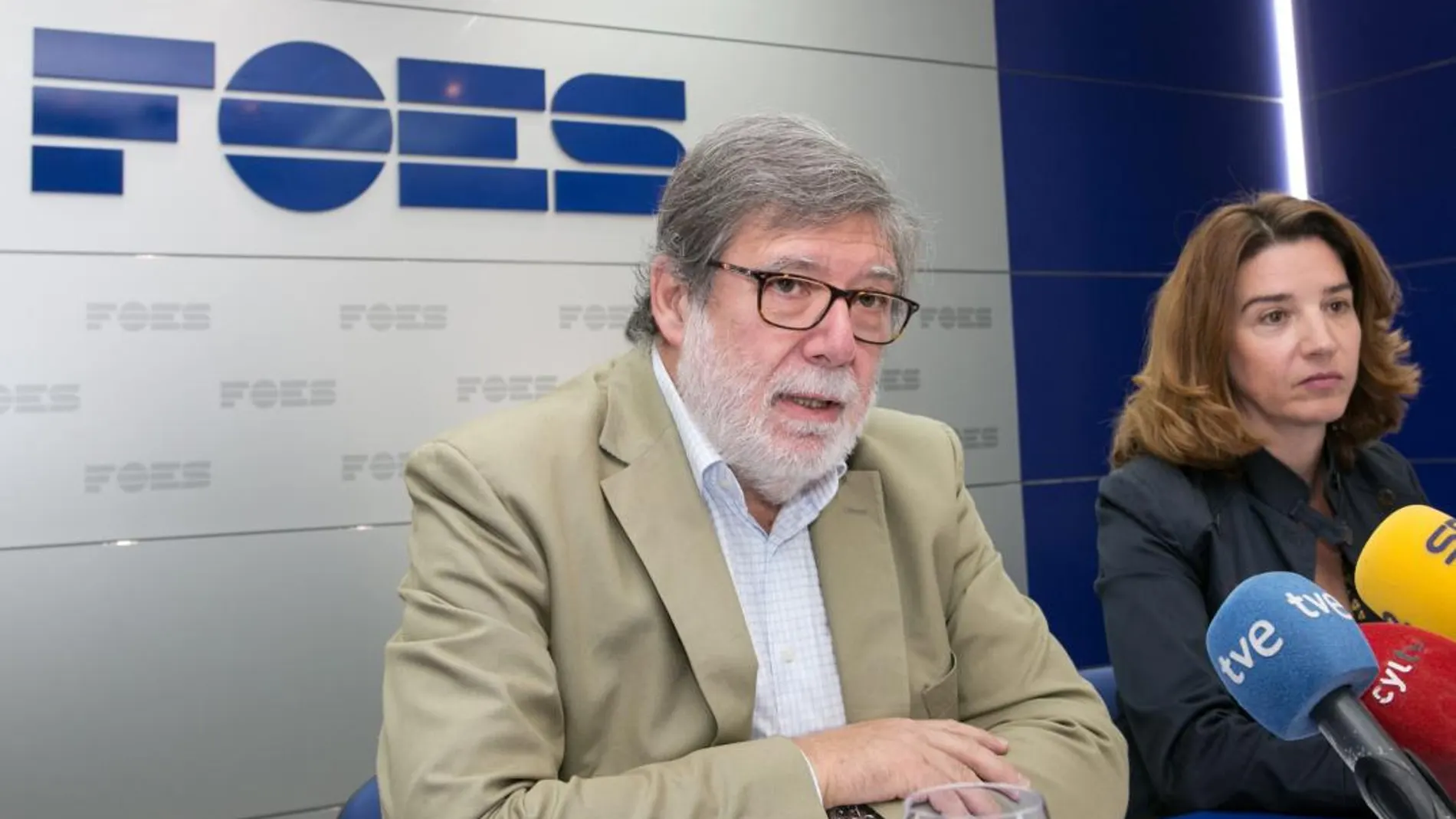 Santiago Aparicio y María Ángeles Fernández, presidente y directora general de FOES, respectivamente, presentan el documento