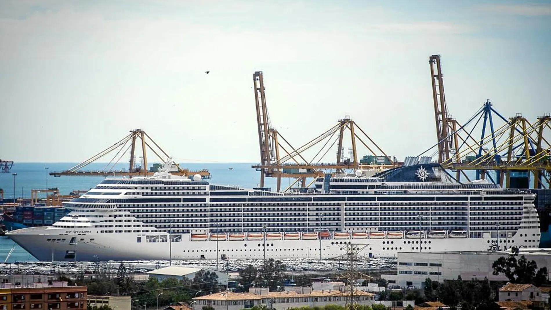Más de 77.000 pasajeros llegaron al puerto valenciano en abril. Las visitas, muy programadas apenas les dejan tiempo libre para gastar dinero en comercios, bares y restaurantes