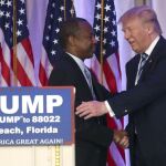 Donald Trump (derecha) estrecha la mano de Ben Carson