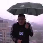 El periodista se encoge momentos antes de sufrir la descarga eléctrica del rayo