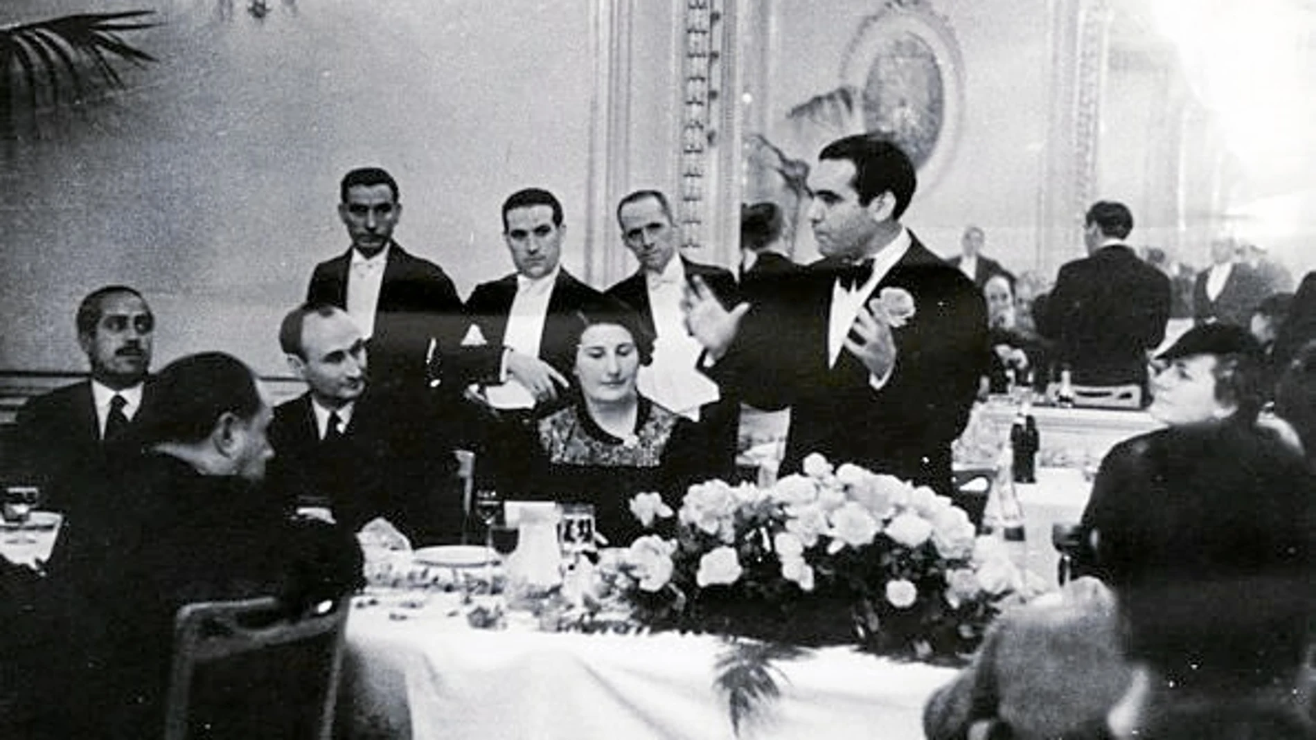 Teresa Cabarrús, aparece junto al poeta Federico García Lorca en un momento del banquete que dedicaron al poeta en el Hotel Majestic el 23 de diciembre de 1935