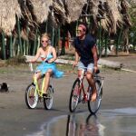 Fotografía del 19 de mayo de 2016 donde se ve a los cantantes colombianos Shakira (i) y Carlos Vives durante la realización del vídeo de la canción "La bicicleta"en Barranquilla (Colombia)