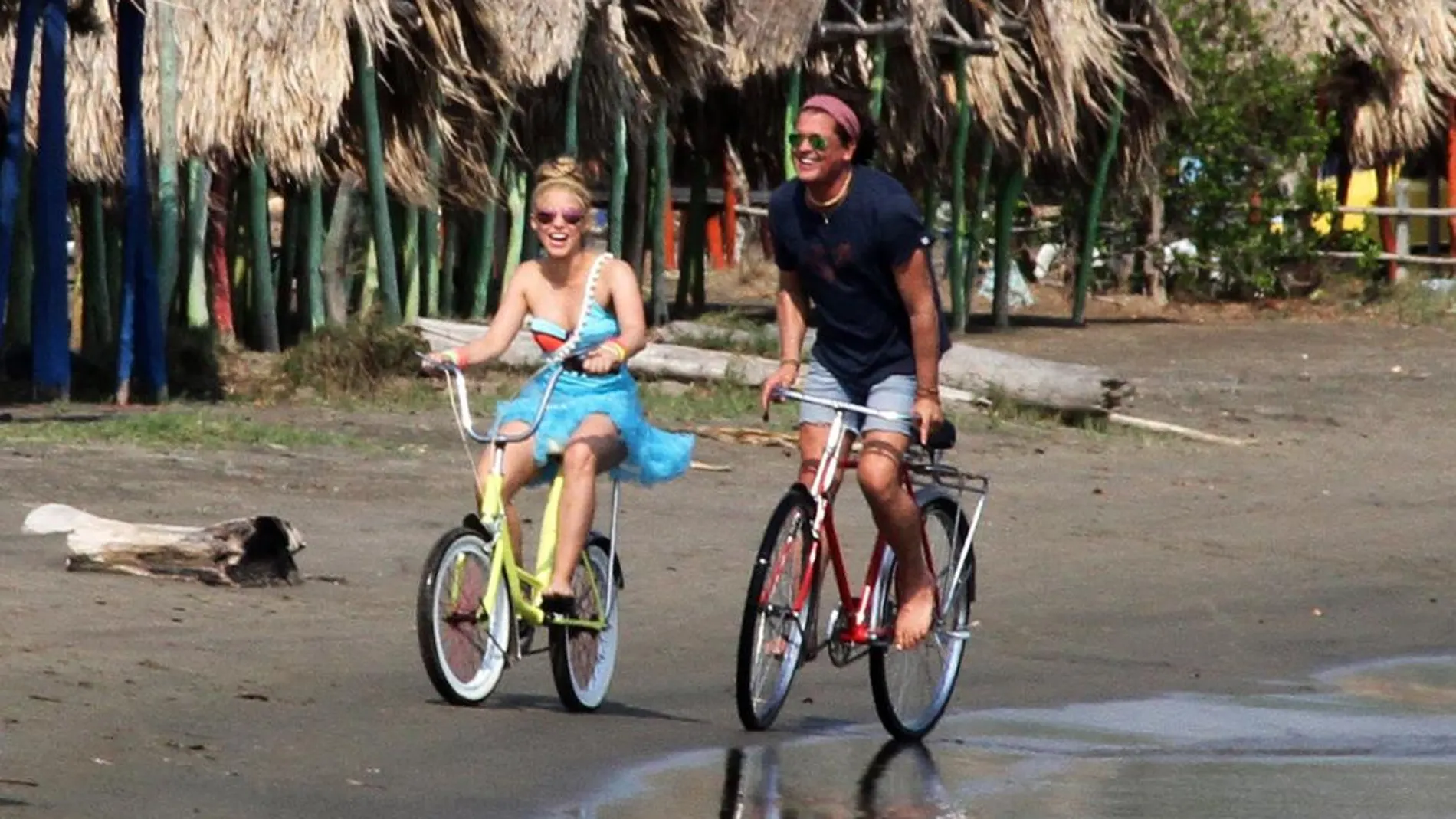 Fotografía del 19 de mayo de 2016 donde se ve a los cantantes colombianos Shakira (i) y Carlos Vives durante la realización del vídeo de la canción "La bicicleta"en Barranquilla (Colombia)