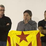 Los diputados de la CUP Gabriela Serra (c), Sergi Saladié (i) y Xevi Generó (d), durante la rueda de prensa que ofrecieron posterior a la reunión del Consejo Político de la CUP y de su Grupo de Acción Parlamentaria (GAP).